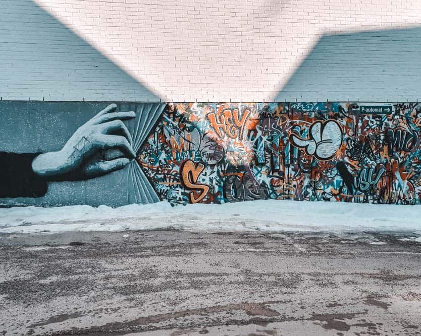 honoraires-transparence-visibilite Street art main et grafitis sur mur
